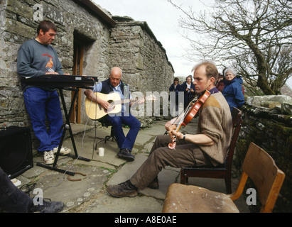 dh Kirbuster farm museum BIRSAY ORKNEY Musicians playing musical instruments museum crowd scotland fiddle player play Stock Photo