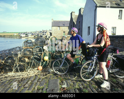 dh St Margarets Hope SOUTH RONALDSAY ORKNEY Two cyclists sightseeing cycling uk bicycle holiday scotland 2 bike ride people bicycles cycle couple man Stock Photo