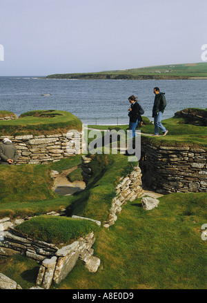 dh Bay of Skaill SKARA BRAE ORKNEY Couple tourist neolithic settlement ruins prehistoric village scotland site Stock Photo