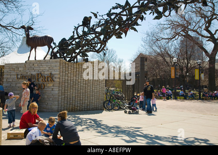 CHICAGO Illinois People at entrance to Lincoln Park Zoo sculpture and sign Stock Photo