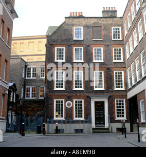 Dr Samuel Johnsons house residence building exterior home with a plaque on the exterior wall in Gough Square London EC4 England  KATHY DEWITT Stock Photo