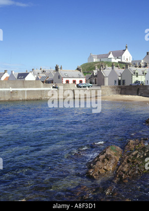 dh  FINDOCHTY MORAY Harbour fishing village and church on hill Stock Photo