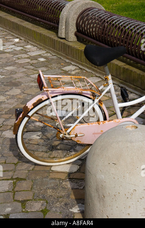 bicycle wheel, rear, parked, chain, old, rust, saddle, pink, wall, iron, close up Stock Photo