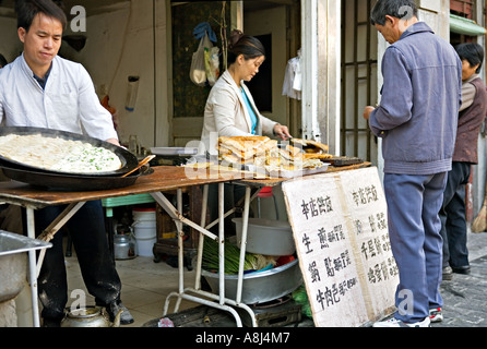 CHINA SHANGHAI Restaurant workers steaming breakfast dumplings and cooking bread Stock Photo