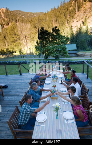 IDAHO INDIAN CREEK GUEST RANCH Guests dining on outdoor deck MAIN SALMON RIVER NEAR SHOUPE ID MR Stock Photo