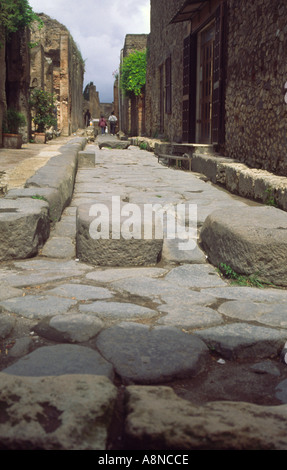 Street in the ruined town of Pompeii Stock Photo - Alamy