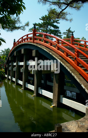 The famous red bridge at the Sumiyoshitaisha grand shrine in Osaka ...