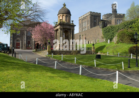 dh  STIRLING STIRLINGSHIRE Erskine memorial Erskine church Scottish Youth Hostel and Old Town Jail Stock Photo