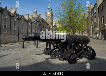 dh  STIRLING STIRLINGSHIRE Seige cannon guns Tolbooth clock tower scotland town old Stock Photo