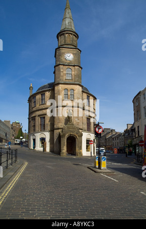 dh  STIRLING STIRLINGSHIRE The Athenaeum building with William Wallace statue King Street Stock Photo