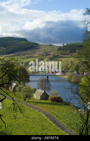 dh Logierait STRATH TAY PERTHSHIRE Riverside cottages metal road bridge over River Tay cottage Stock Photo