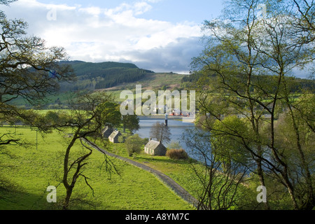 dh Logierait STRATH TAY PERTHSHIRE Riverside cottages metal road bridge over River Tay cottage Stock Photo