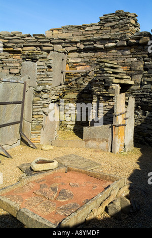 dh Midhowe Broch ROUSAY ORKNEY Fire hearth inside Iron age fortified defensive dwelling stronghold Stock Photo