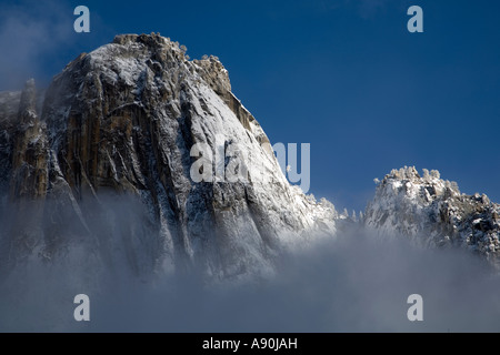Snow covered foggy mountain peaks in Yosemite National Park Stock Photo