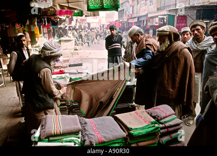 Pakistan NWFP Peshawar Qissa Khawani Bazaar men buying cloth Stock Photo