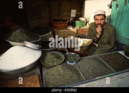 Pakistan NWFP Peshawar Qissa Khawani Bazaar man selling tea Stock Photo