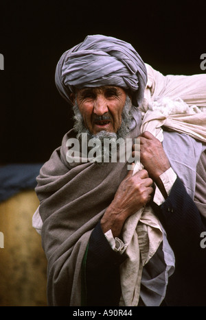 Pakistan NWFP Peshawar Qissa Khawani Bazaar face of old Pathan man Stock Photo