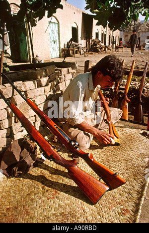 Pakistan NWFP Darra Adam Khel man polishing wooden rifle stocks Stock Photo