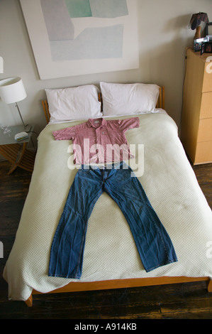 Clothes laid out on bed hi res stock photography and images Alamy