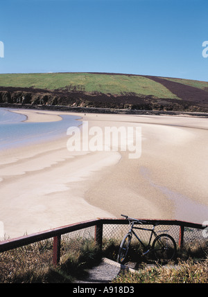 dh Waulkmill Bay ORPHIR ORKNEY Parked bicycle bird watcher sandy beach and bay Stock Photo