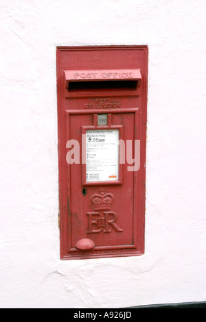 E R Post Box Symbol ER post box in wall Stock Photo - Alamy