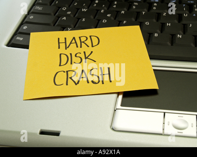 memo note on notebook, hard disk crash Stock Photo