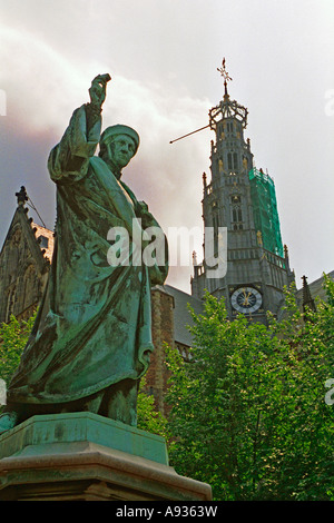 Statue of Laurens Janszoon Coster, the inventor of an early printing press, in the Grote Markt in Haarlem, Netherlands. JMH0064 Stock Photo