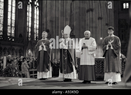 the former Kardinal Cardinal Joseph Ratzinger the new pope Benedikt XVI and Georg   Ratzinger (right) Dome of Regensburg Papst Stock Photo