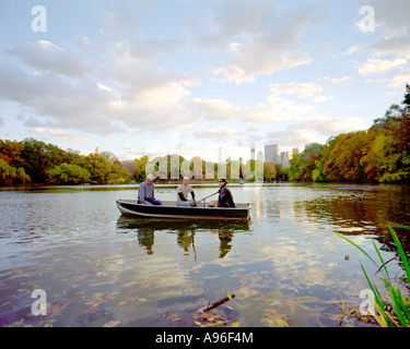 New Yorkers and tourists enjoy Central Park in the springtime ...