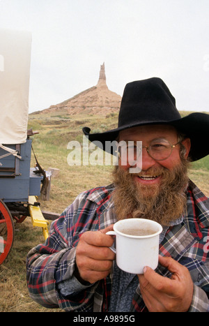 GUIDE WITH OREGON TRAIL WAGON TRAIN TRIP ENJOYS COFFEE. CHIMNEY ROCK NEAR BAYARD, NEBRASKA. Stock Photo