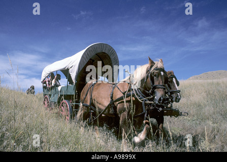 'OREGON TRAIL WAGON TRAIN'  CROSSES THE NEBRASKA PRAIRIE NEAR BAYARD. FALL Stock Photo