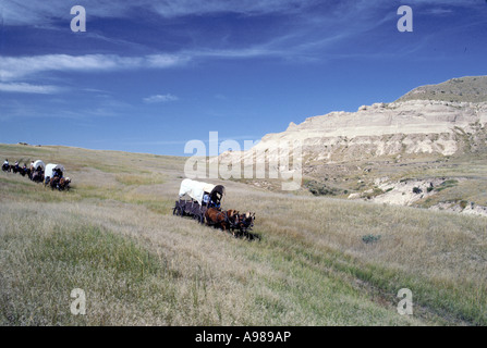 'OREGON TRAIL WAGON TRAIN' CROSSES NEBRASKA PRAIRIE NEAR BAYARD. FALL. Stock Photo