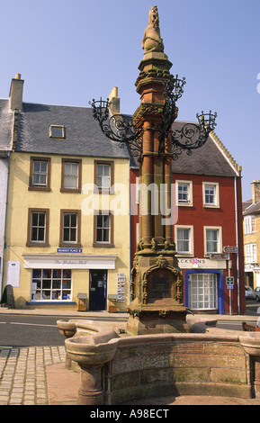 Old houses and Mercat Cross in Jedburgh town centre and shops on Market Place Scottish Borders Scotland UK Stock Photo