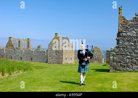 Wedding Piper at Dunnottar Castle on Clifftop overlooking the North Sea SCO 10,935. Stock Photo