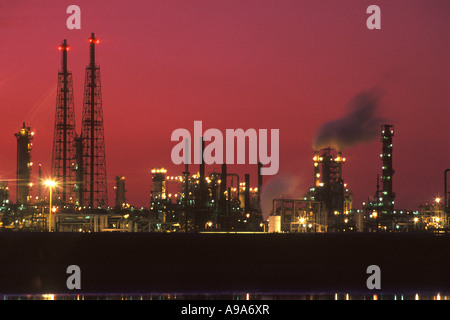 CRACKING TOWERS PETRO CHEMICAL OIL  REFINERY Stock Photo