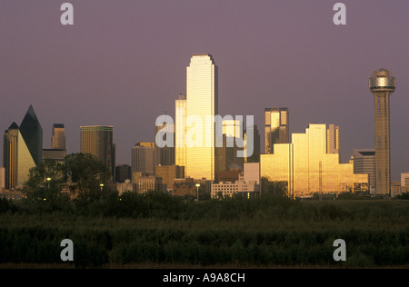 1992 HISTORICAL DOWNTOWN SKYLINE TRINITY RIVER GREENBELT PARK DALLAS TEXAS USA Stock Photo