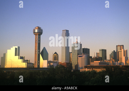 1992 HISTORICAL DOWNTOWN SKYLINE TRINITY RIVER GREENBELT PARK DALLAS TEXAS USA Stock Photo