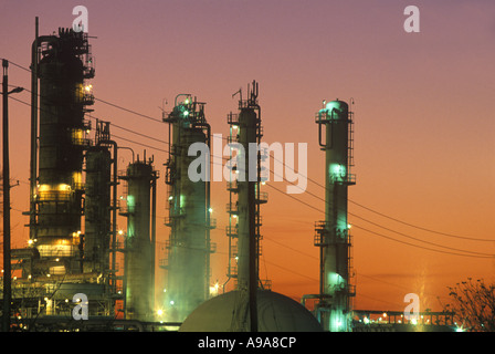 CRACKING TOWERS PETRO CHEMICAL OIL REFINERY Stock Photo