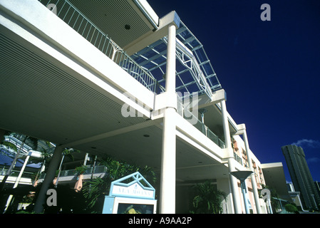 Honolulu, Hawaii - January 1, 2022: Exterior of the Louis Vuitton store in  Waikiki Stock Photo - Alamy