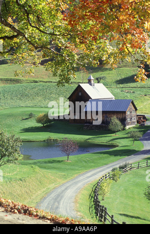 FALL FOLIAGE BARN GRAY  FARM WOODSTOCK  VERMONT USA Stock Photo