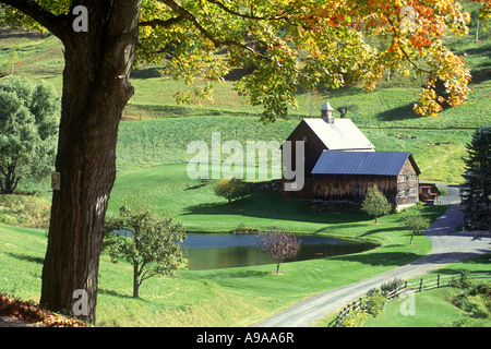 FALL FOLIAGE BARN GRAY  FARM WOODSTOCK  VERMONT USA Stock Photo