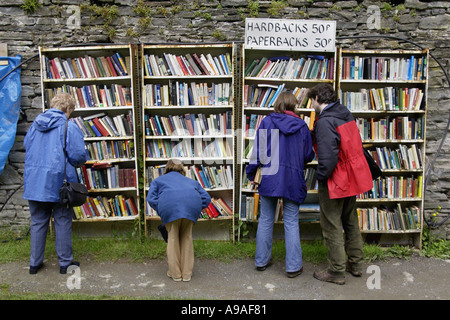 Hay on Wye. People browsing the open air honesty bookshop in Hay Castle Hay on Wye  Powys Wales UK Stock Photo