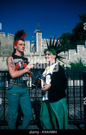 1987 HISTORICAL PUNK ROCKERS TOWER OF LONDON LONDON ENGLAND UK Stock Photo