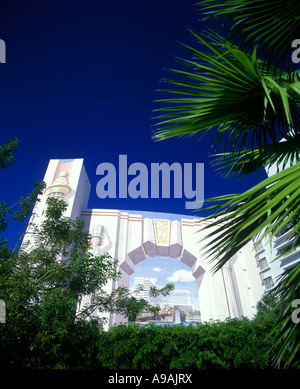 1995 HISTORICAL TROMPHE-L’OEIL MURAL (©RICHARD HAAS 1986) FONTAINEBLEAU HOTEL (©MORRIS LAPIDUS 1954) MIAMI BEACH FLORIDA USA Stock Photo