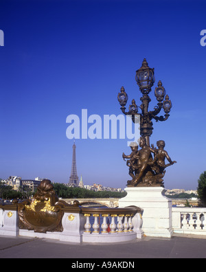 CUPIDS ON CANDELABRA LANTERN ©GEORGES RECIPON 1900) PONT ALEXANDRE III RIVER SEINE PARIS FRANCE Stock Photo