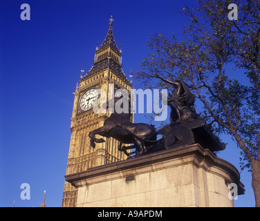 QUEEN BOADICEA AND DAUGHTERS CHARIOT STATUE (©THOMAS THORNYCROFT 1902) BIG BEN PARLIAMENT LONDON ENGLAND UK Stock Photo