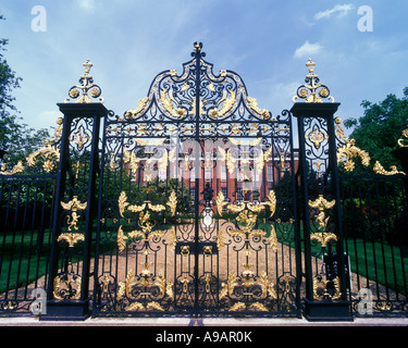 ENTRANCE GATE KENSINGTON PALACE LONDON ENGLAND UK Stock Photo