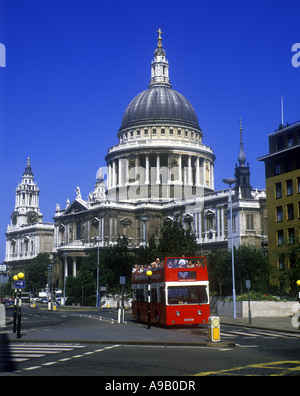 RED OPEN TOP SIGHTSEEING EXCURSION TOUR BUS SAINT PAULS CATHEDRAL LONDON ENGLAND UK Stock Photo