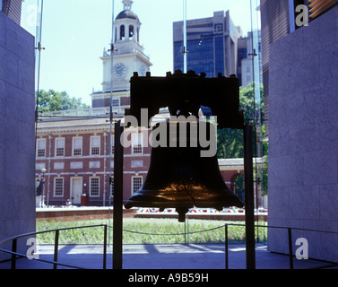 LIBERTY BELL (©PASS & STOW 1753) LIBERTY BELL CENTER (©BERNARD CYWINSKI  2003) PHILADELPHIA PENNSYLVANIA USA Stock Photo