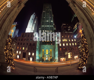 CHRISTMAS LIGHTS ATLAS STATUE (©LEE LAWRIE 1937) ROCKEFELLER CENTER ...